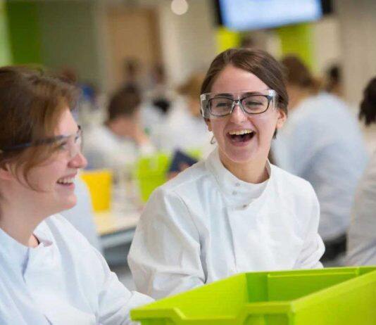 英国萨里大学为本科国际学生提供5000英镑卓越奖学金